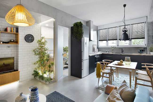 The open space space seems larger thanks to the use of gray tones