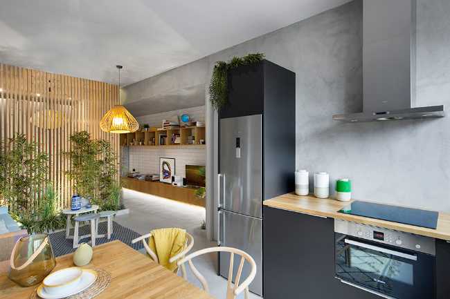 The kitchen recalls wood and gray tones