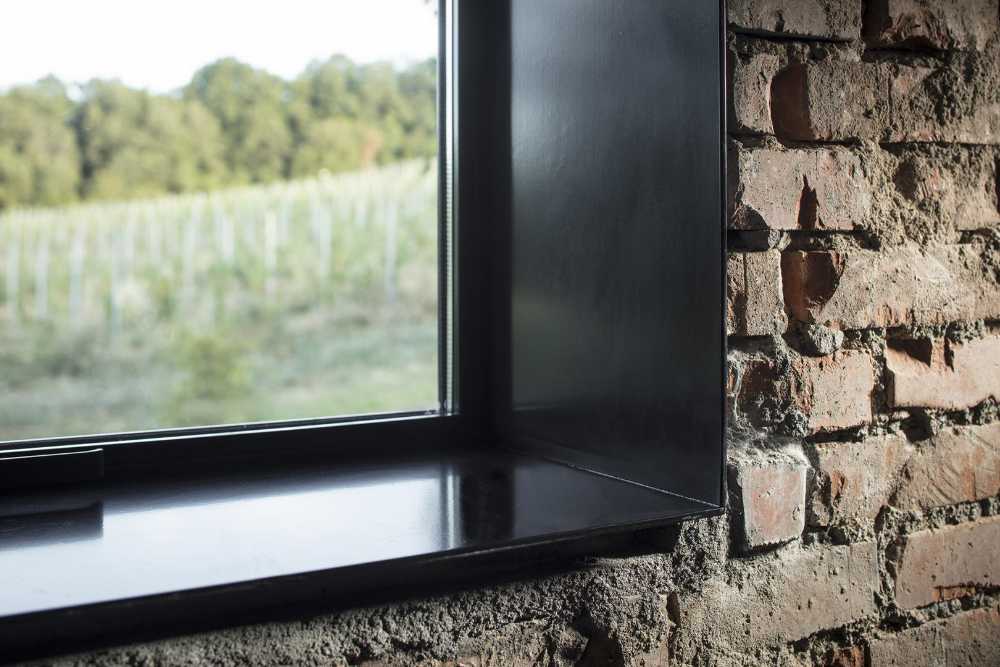 Il grande volume vetrato con la vista delle capriate in legno