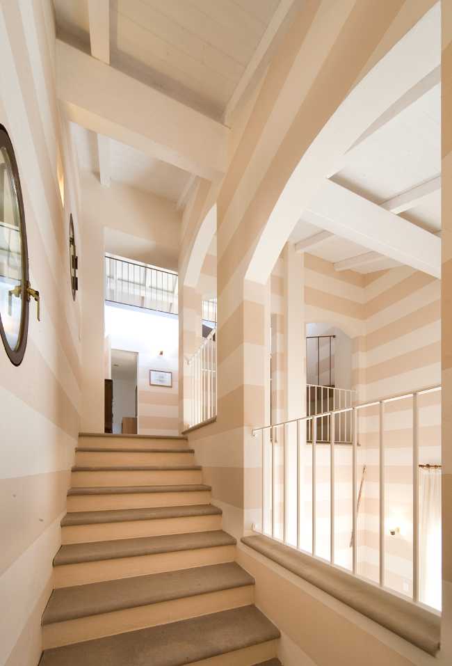 Le scale di accesso alle residenze