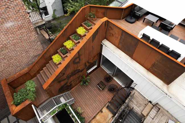 Light and urban intimacy sculpted in the space of De Lorimier House