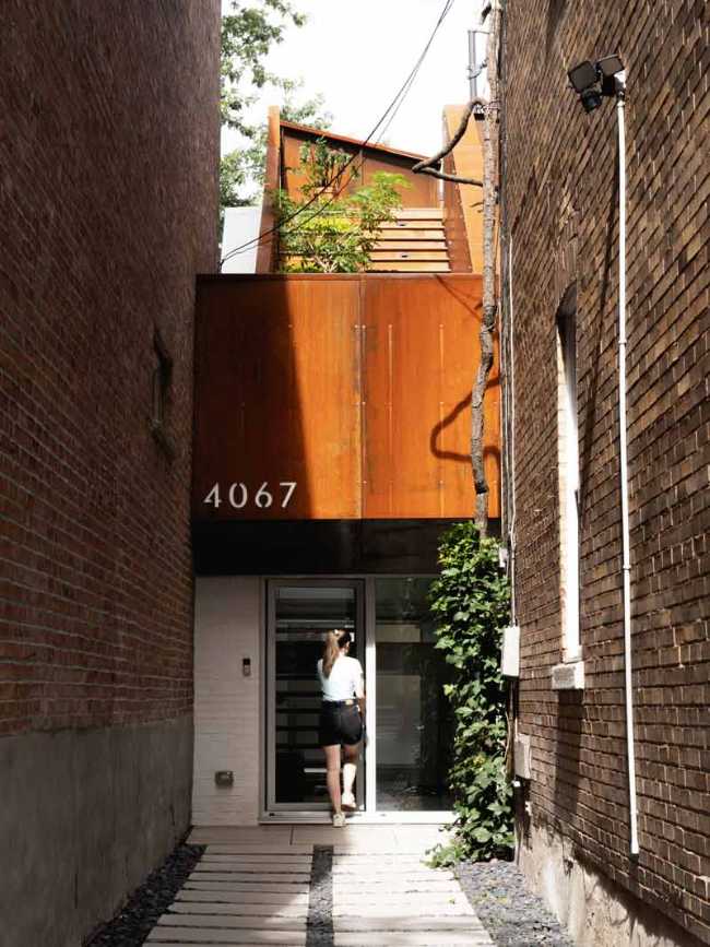 Luz e intimidad urbana esculpidas en el espacio de De Lorimier House.