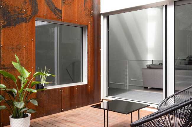 Luz e intimidad urbana esculpidas en el espacio de De Lorimier House.