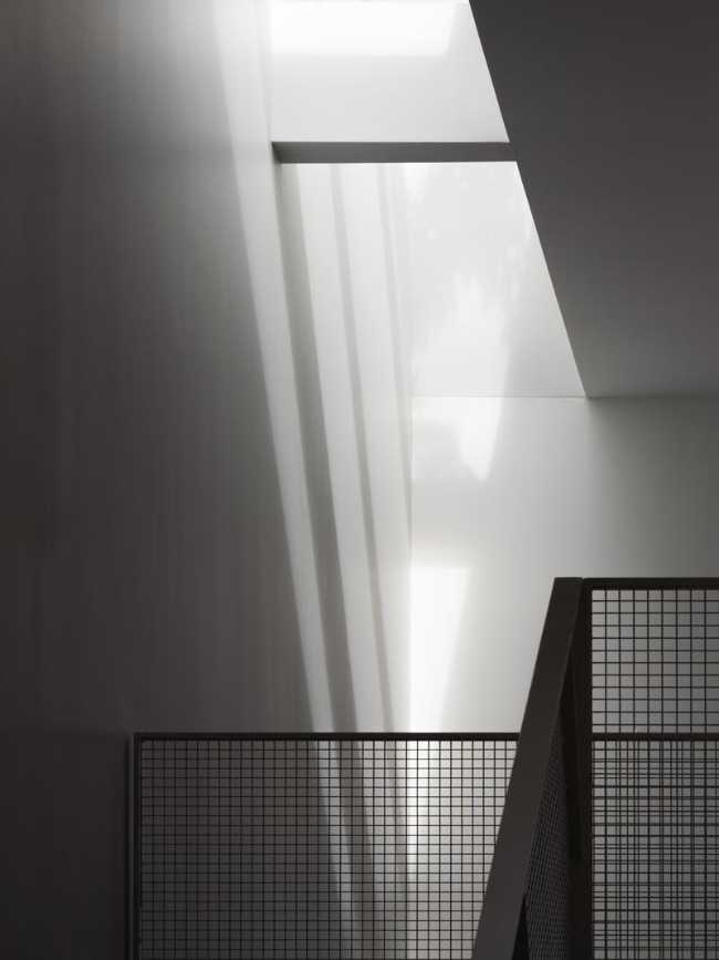 Luz y intimidad urbana esculpidas en el espacio de De Lorimier House.