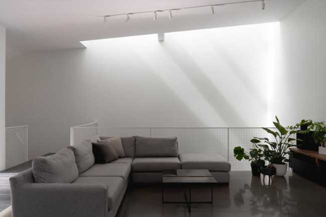 Luz y intimidad urbana esculpidas en el espacio de De Lorimier House.