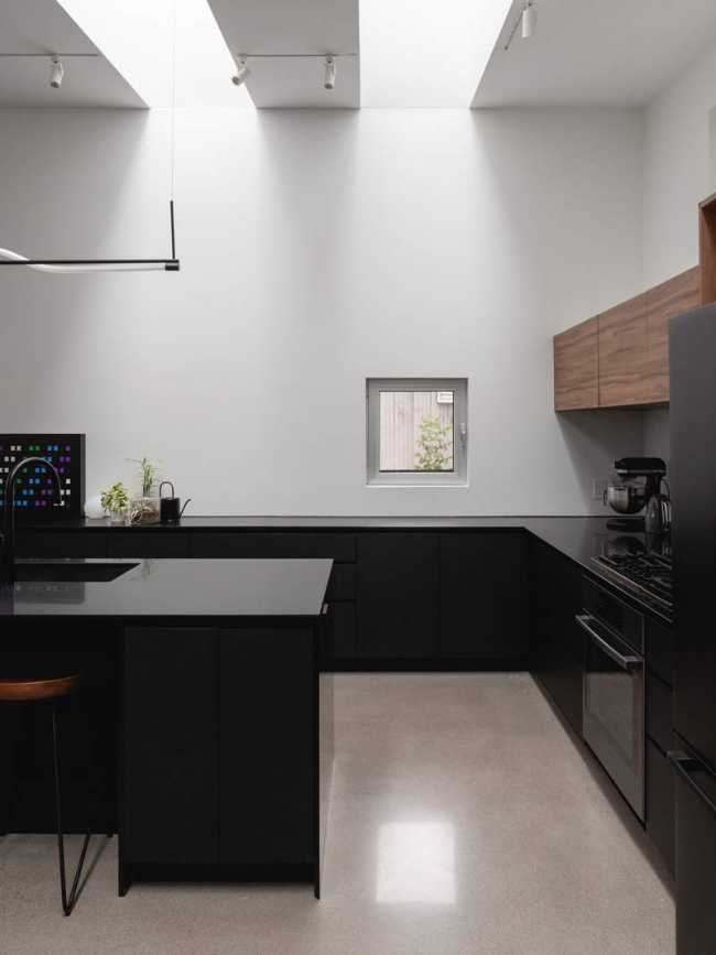 Luz e intimidad urbana esculpidas en el espacio de De Lorimier House.