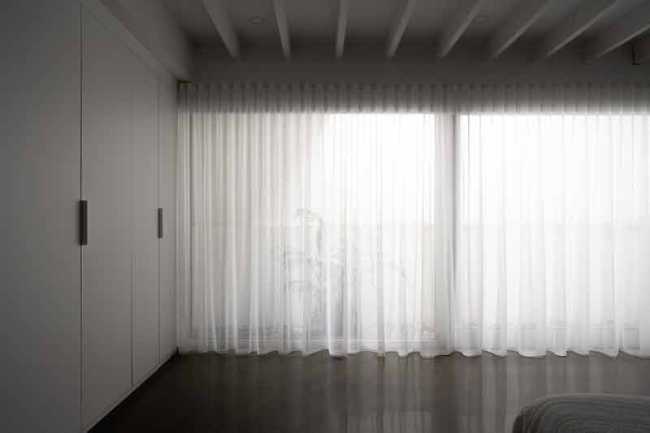 Luz e intimidad urbana esculpidas en el espacio de De Lorimier House.