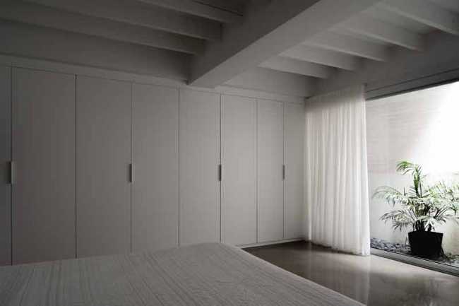 Luz e intimidad urbana esculpidas en el espacio de De Lorimier House.