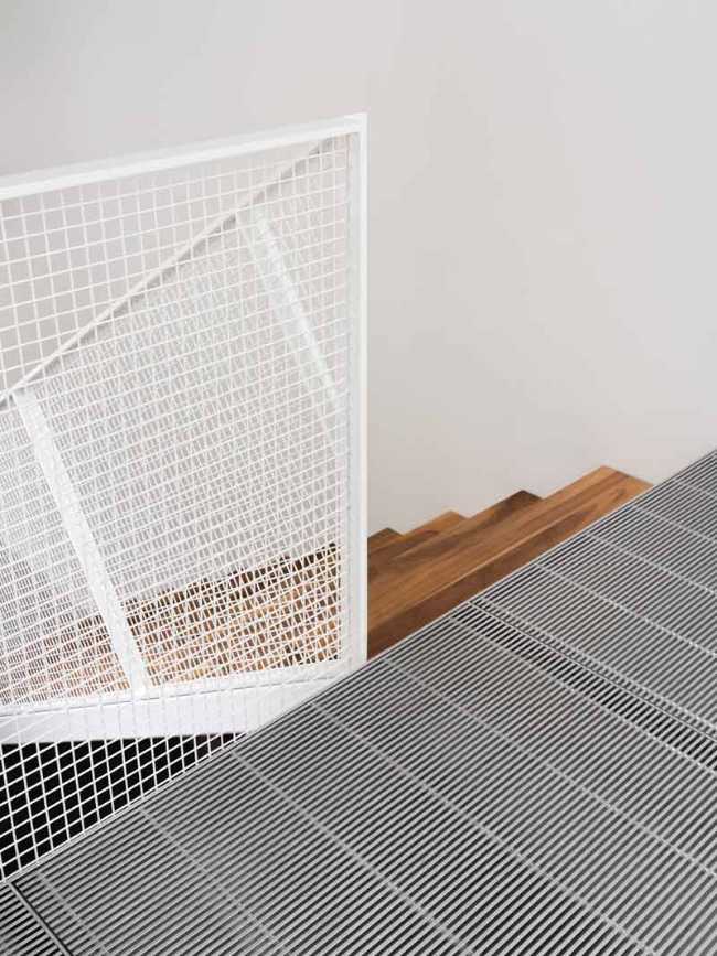 Luz y intimidad urbana esculpidas en el espacio de De Lorimier House.