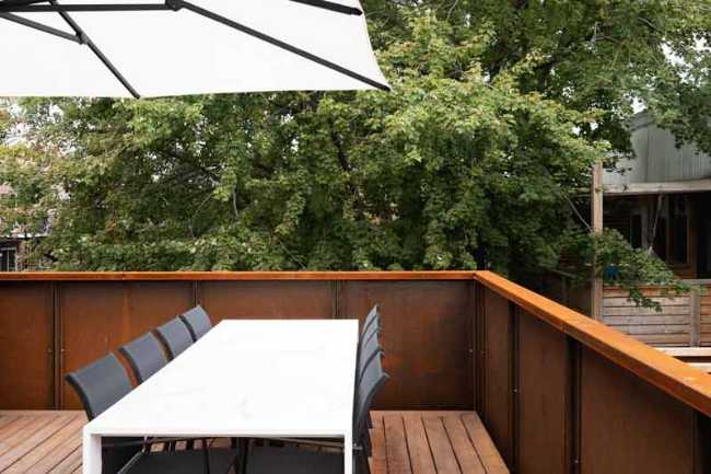 Luz e intimidad urbana esculpidas en el espacio de De Lorimier House.