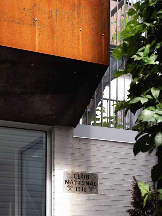 Luz y intimidad urbana esculpidas en el espacio de De Lorimier House.