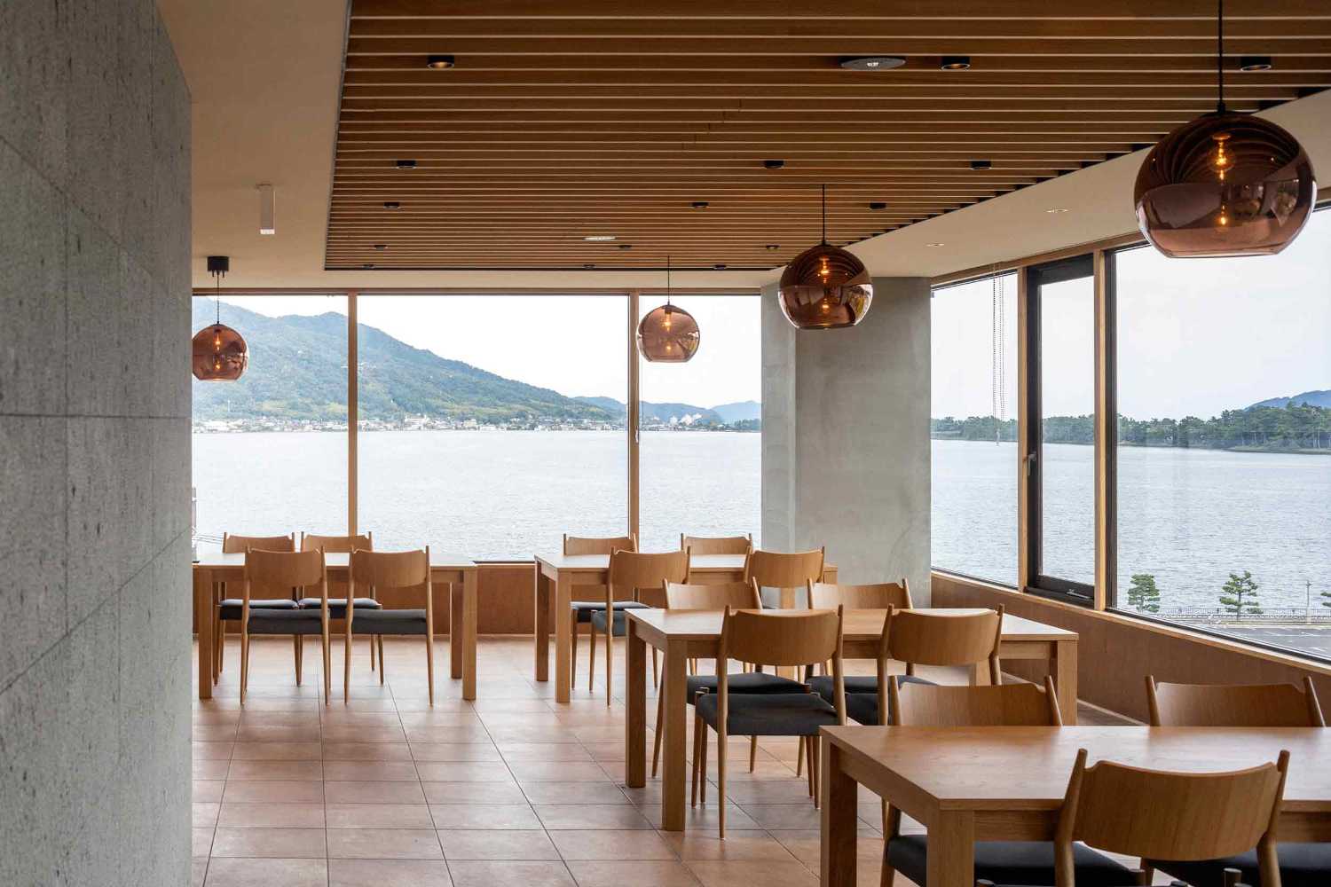 Restaurante Gakatei: las decisiones de diseño que se abren al panorama