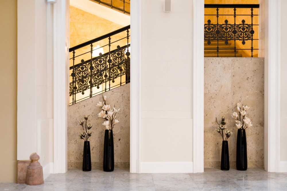 The internal balcony with iron columns