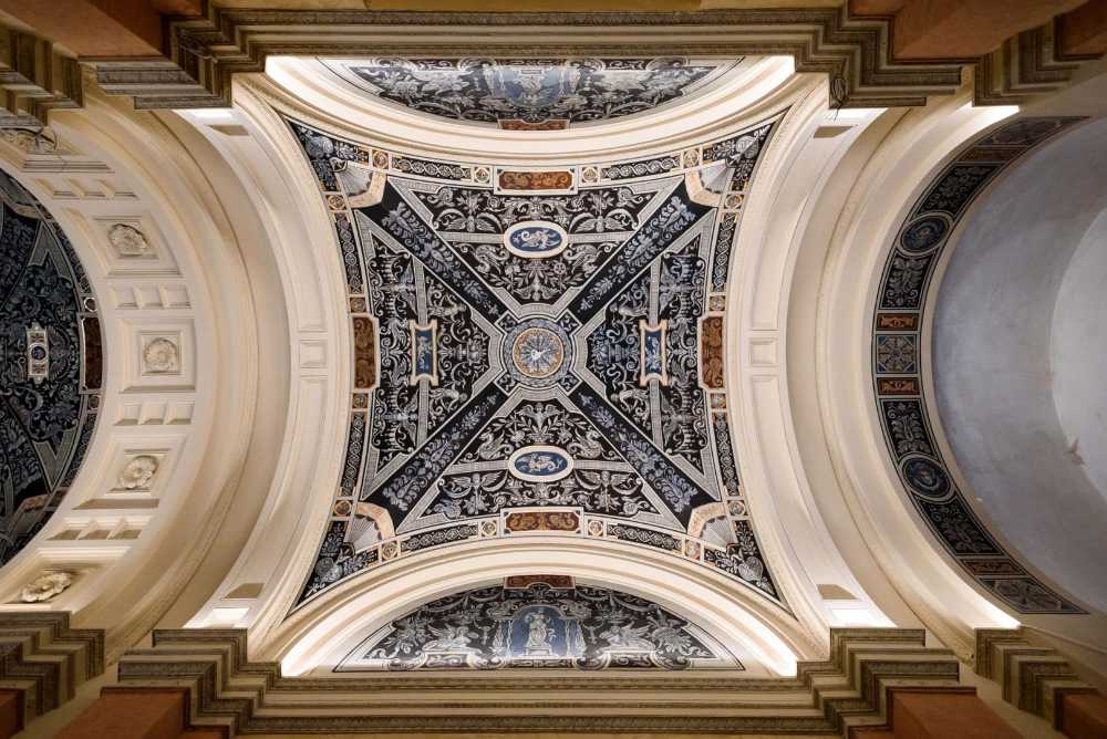 The internal balcony with iron columns