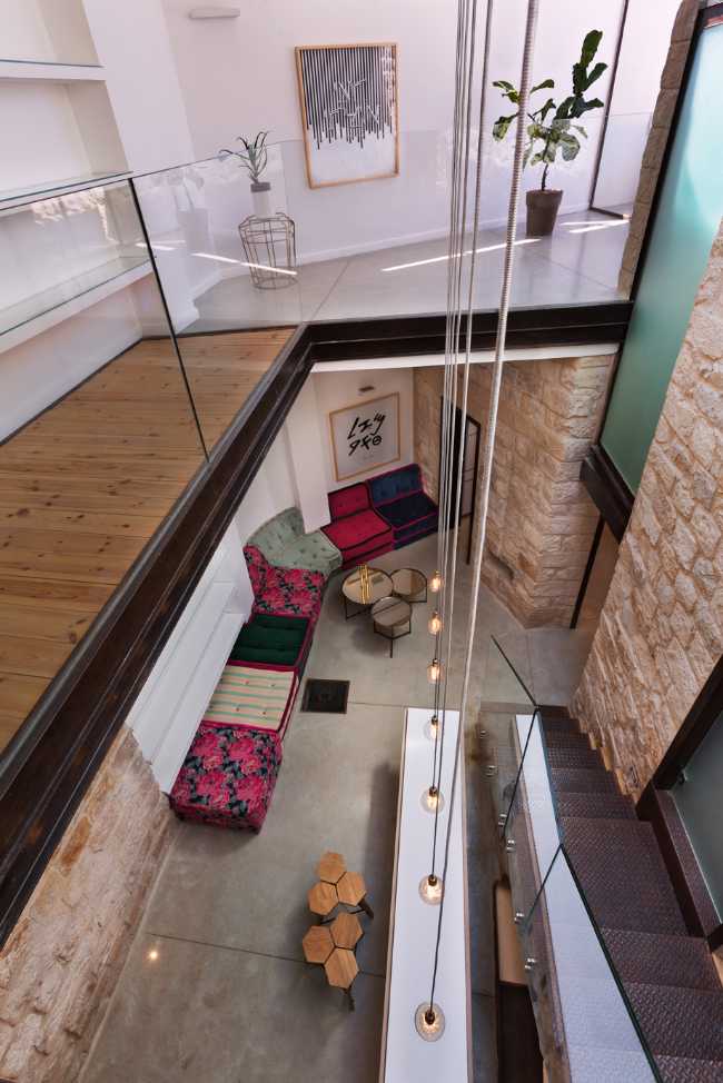 Un ancien bâtiment en pierre est réinventé. Dialogue entre restauration et conservation