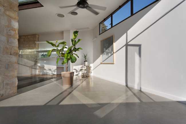 Un ancien bâtiment en pierre est réinventé. Dialogue entre restauration et conservation