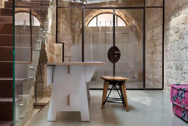 Un ancien bâtiment en pierre est réinventé. Dialogue entre restauration et conservation