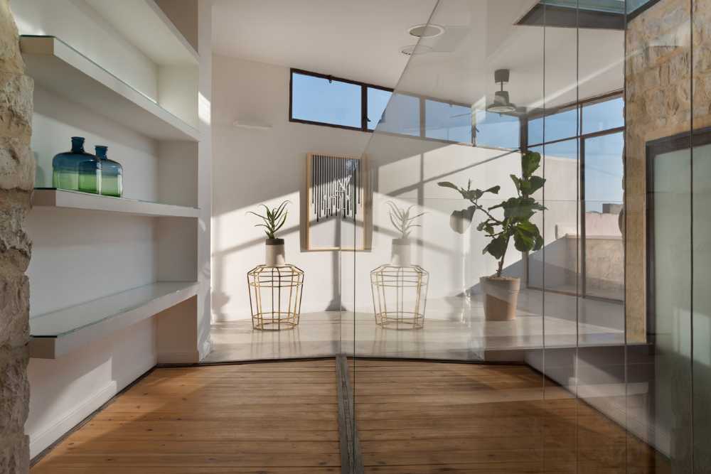 Un ancien bâtiment en pierre est réinventé. Dialogue entre restauration et conservation