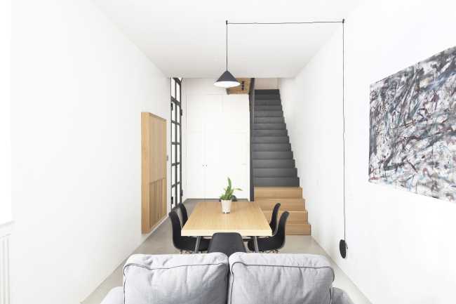 scala con gradini in legno e metallo