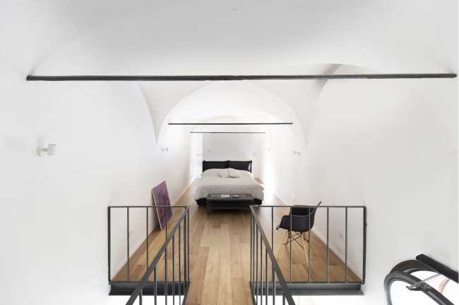 camera nel soppalco con pavimento in legno
