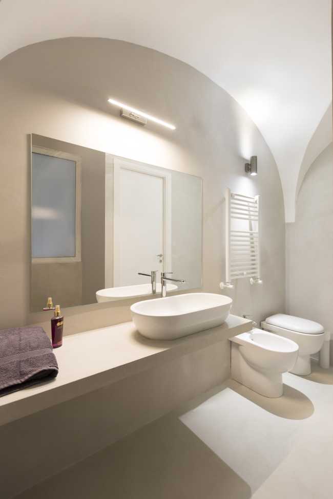 bagno con piano in pietra