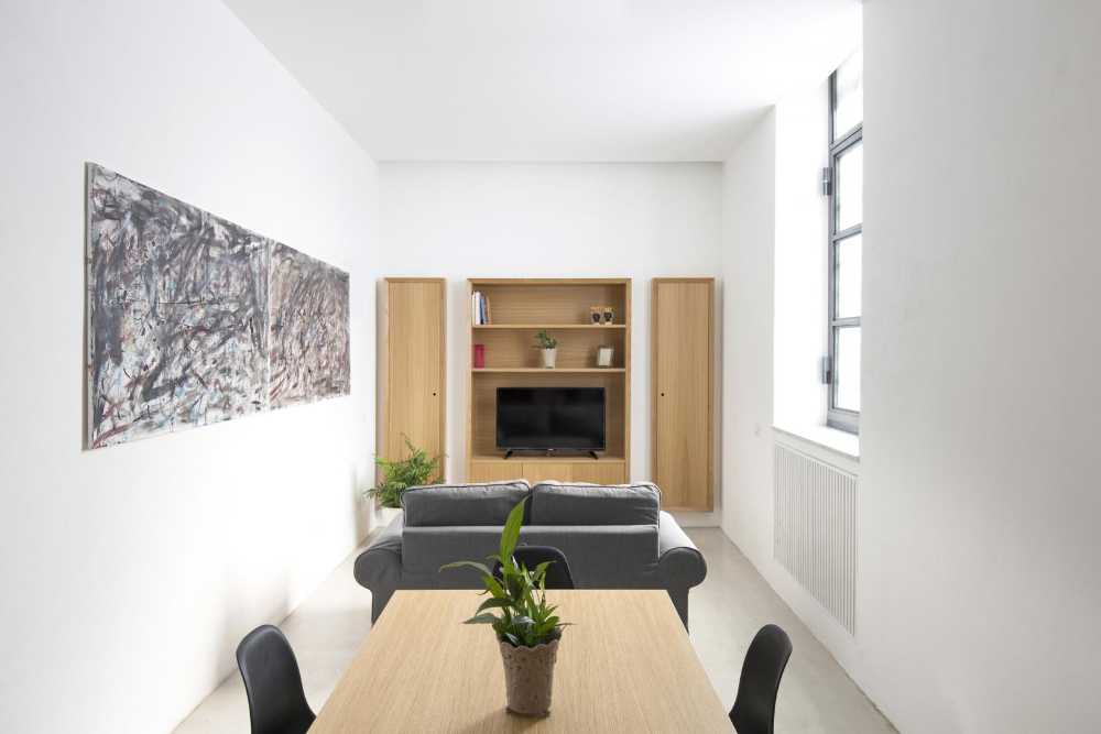 tavolo e armadio in legno
