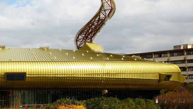 Extension of the museum embracing the original body