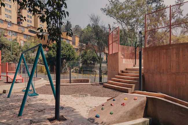 UH INFONAVIT Santa Fe. A park that arises from the slope