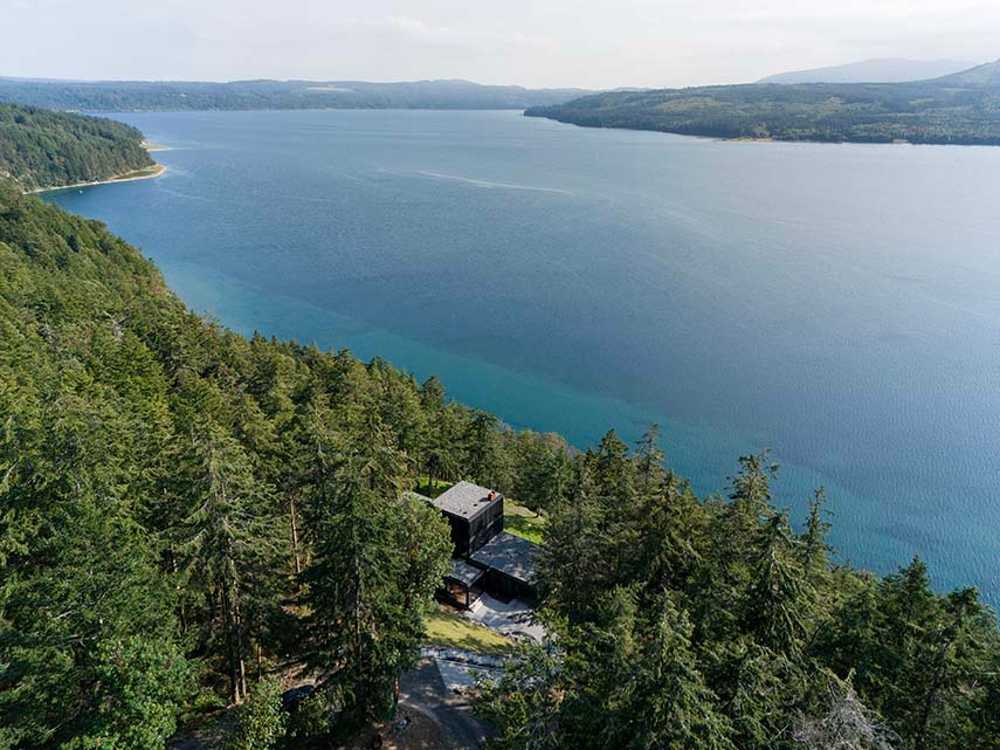 Casa de Discovery Bay. Ritmo, cuadrícula y paisaje.