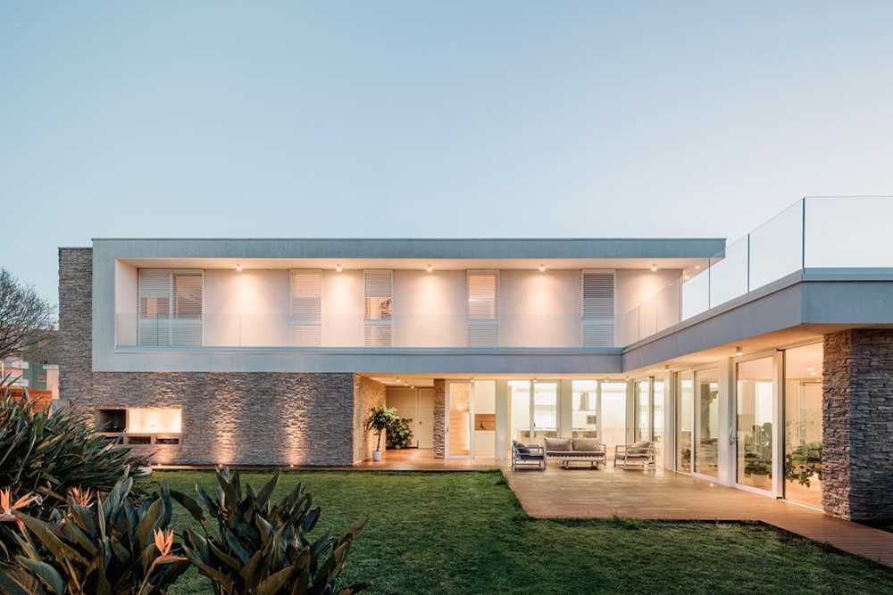 Introverted House: quiet and bright urban refuge