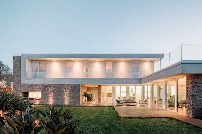 Casa Introversa: rifugio urbano silenzioso e luminoso