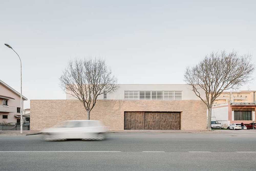 Introverted House: quiet and bright urban refuge