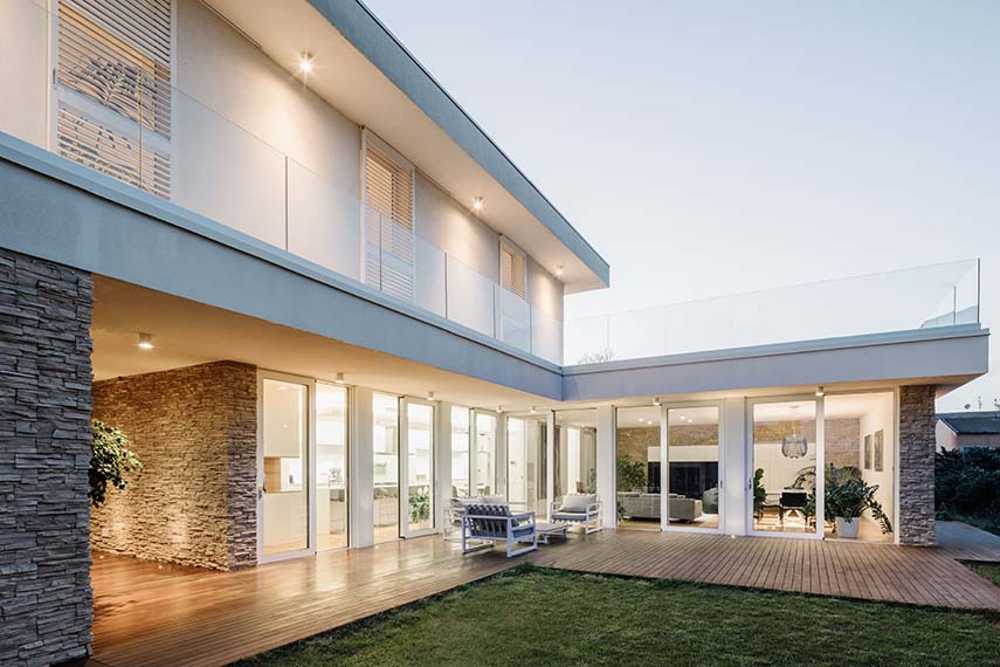 Introverted House: quiet and bright urban refuge