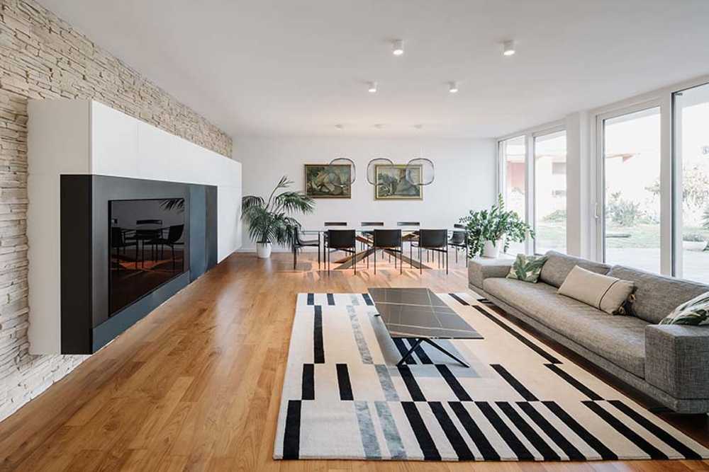 Introverted House: quiet and bright urban refuge