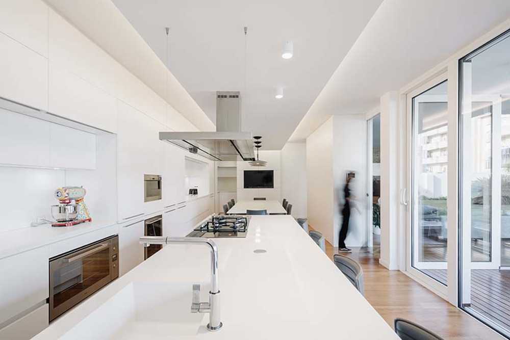 Introverted House: quiet and bright urban refuge