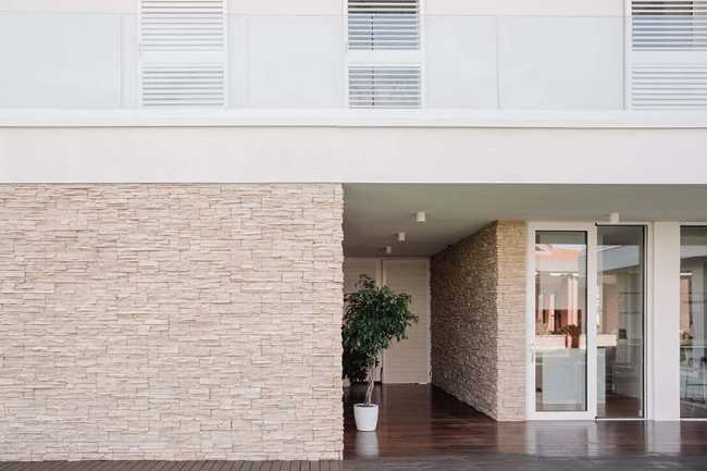 Introverted House: quiet and bright urban refuge