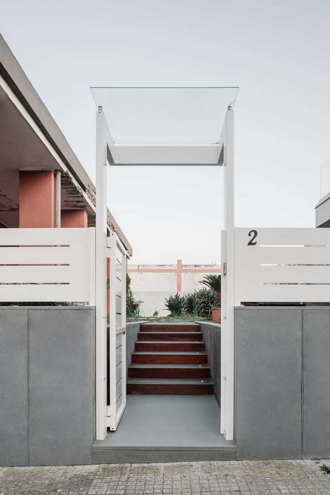 Introverted House: quiet and bright urban refuge