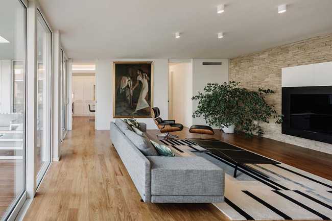 Introverted House: quiet and bright urban refuge