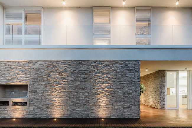 Introverted House: quiet and bright urban refuge