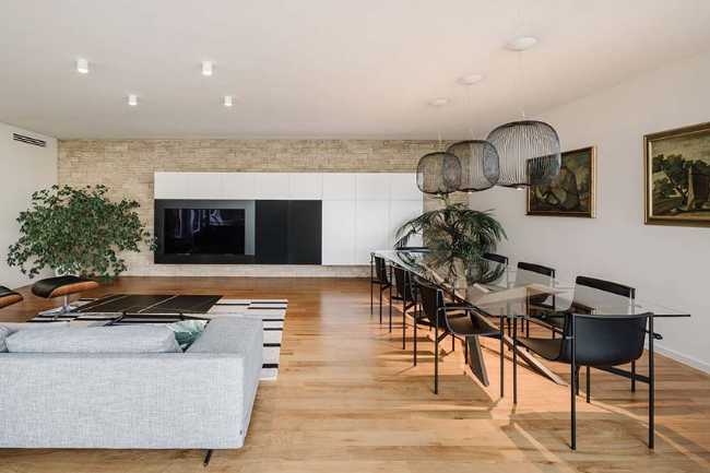 Introverted House: quiet and bright urban refuge