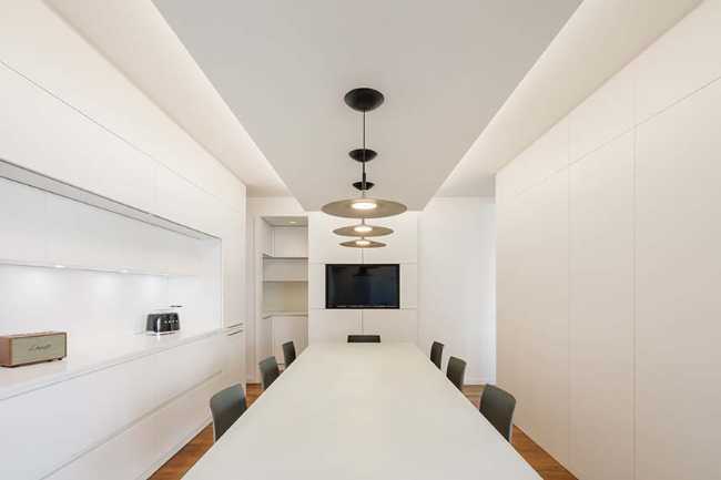 Introverted House: quiet and bright urban refuge