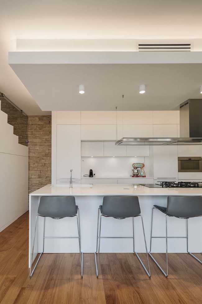 Introverted House: quiet and bright urban refuge