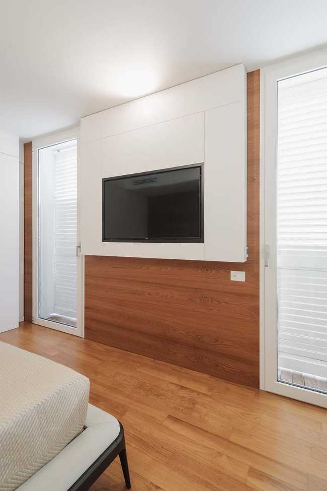 Introverted House: quiet and bright urban refuge