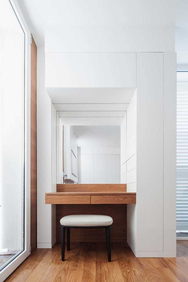 Introverted House: quiet and bright urban refuge