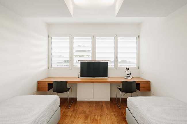 Introverted House: quiet and bright urban refuge