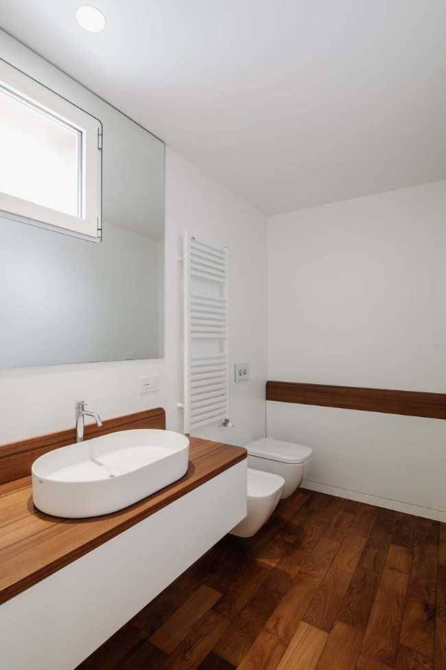 Introverted House: quiet and bright urban refuge