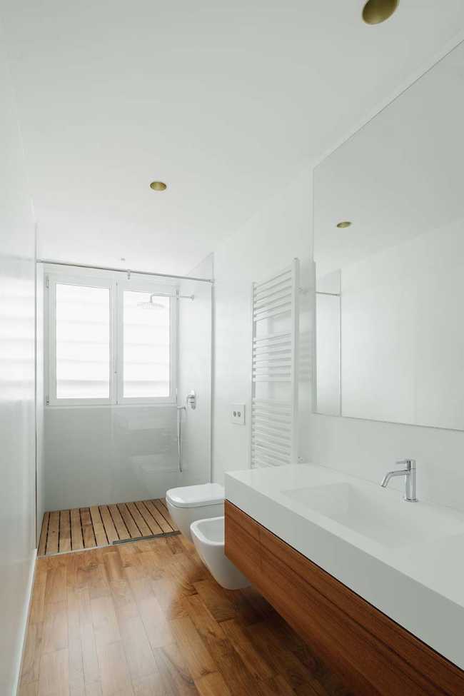 Introverted House: quiet and bright urban refuge