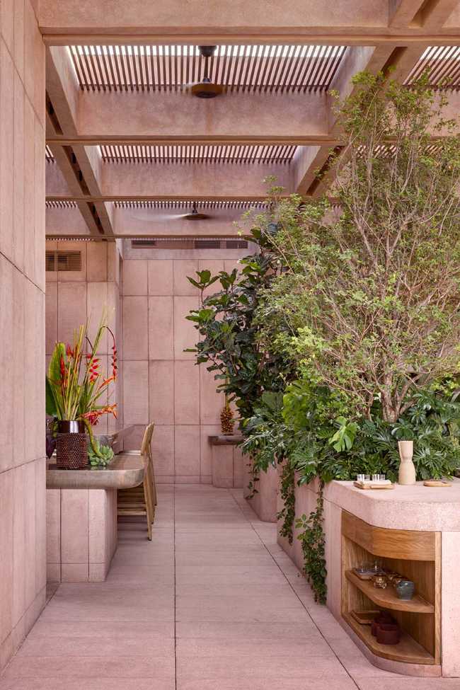 Rubra: espacio, luz y materia construyen una narrativa íntima e inmersiva.