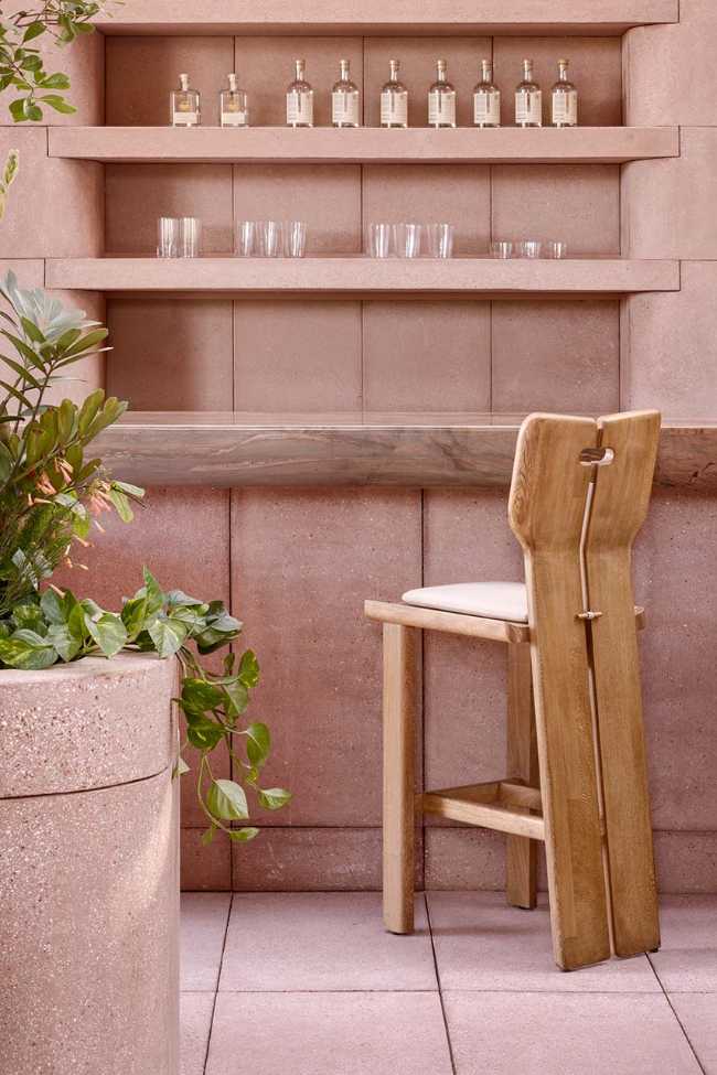 Rubra: espacio, luz y materia construyen una narrativa íntima e inmersiva.