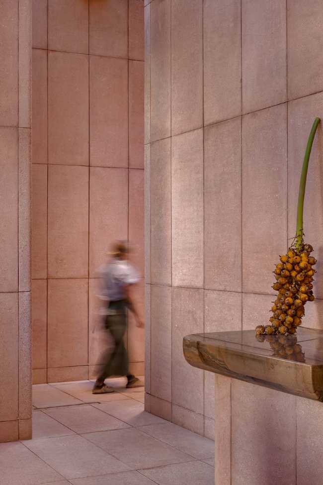 Rubra: espacio, luz y materia construyen una narrativa íntima e inmersiva.